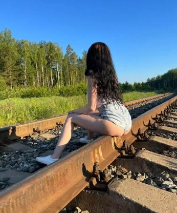 Я искренняя и нежная, опытная и страстная. Живу в Москве, поэтому встречи со мной всегда максимально удобны. Мои услуги разнообразны, и я готова показать тебе настоящий рай. Помни, я всегда позитивна и гибкая в плане твоих предпочтений. Обещаю, что ты будешь в восторге от каждой минуты, проведенной со мной. Фото и отзывы оставлю на тебе приятное впечатление. 💋💖 Дарья
